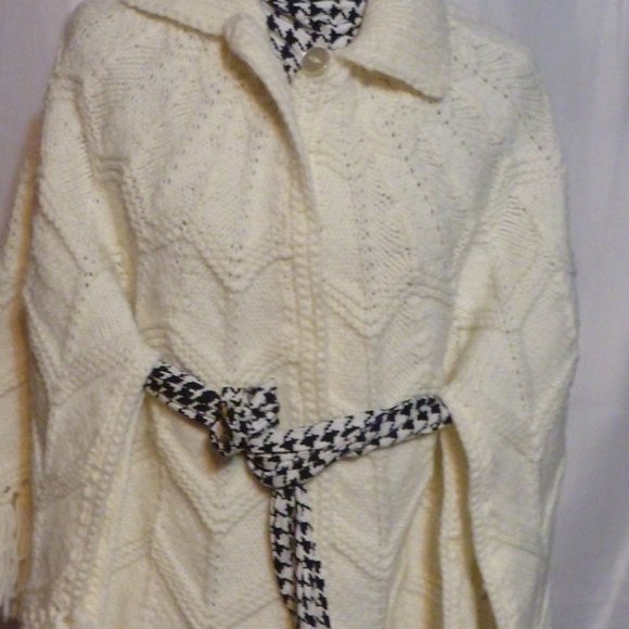 Hand knitted button -up poncho w/ fringes - Picture 7 of 7